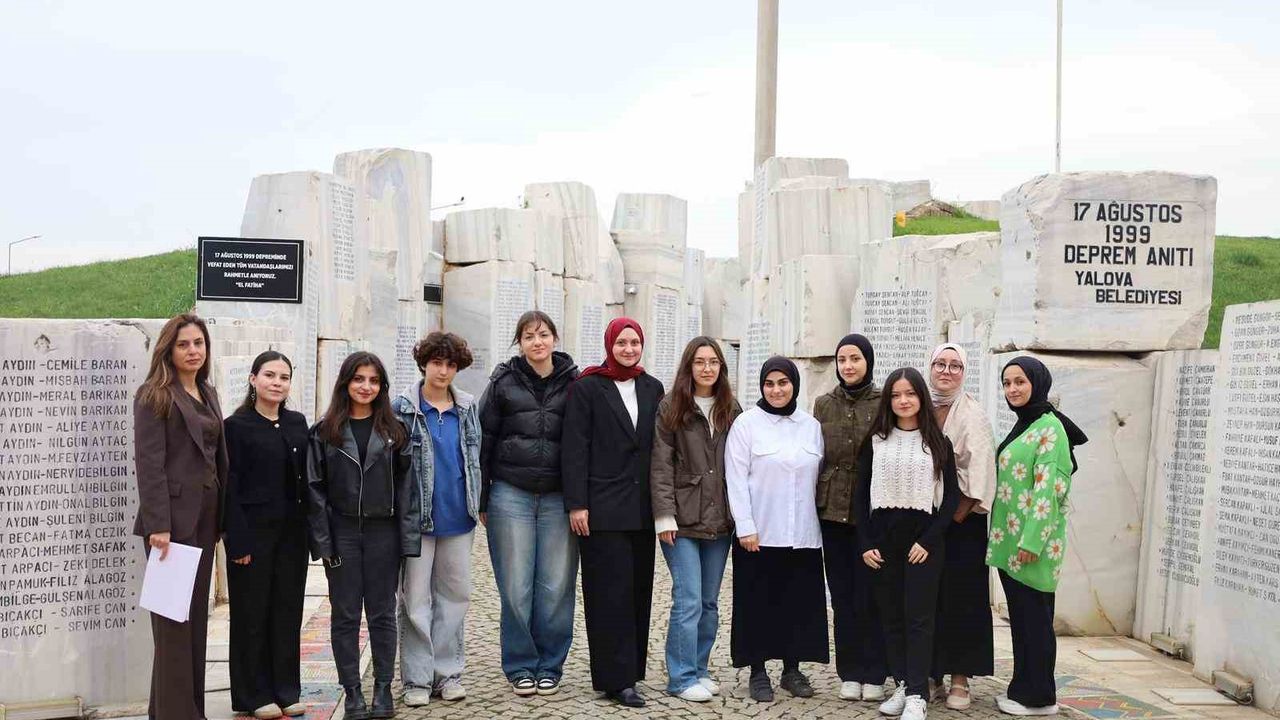 Deprem Anıtı'nda gençlerden anlamlı çalışma