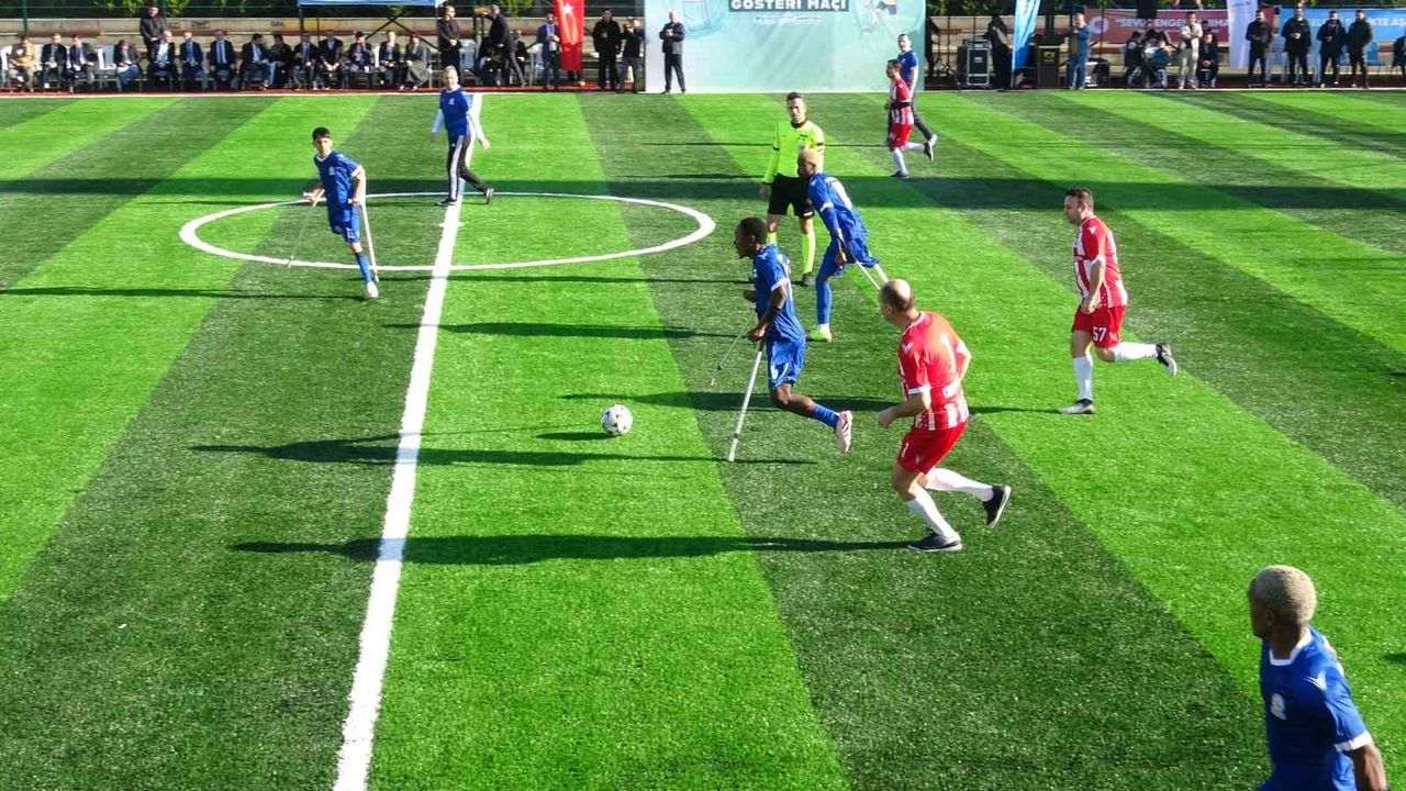 Dünya Engelliler Günü'nde Pendik'te anlamlı karşılaşma: hakim ve savcılar, ampute futbolcularla sahaya çıktı