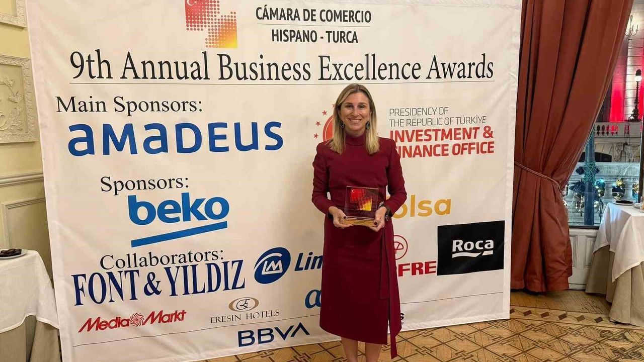 Ebru Özdemir'e İspanya'dan 'Mesleki Liyakat Ödülü'