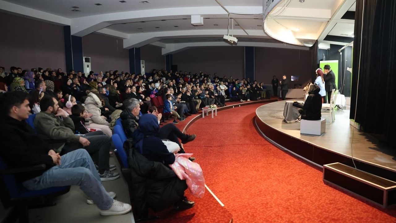 Erenler’de Tiyatro Rüzgarı: Sahne Mizahla Şenlendi