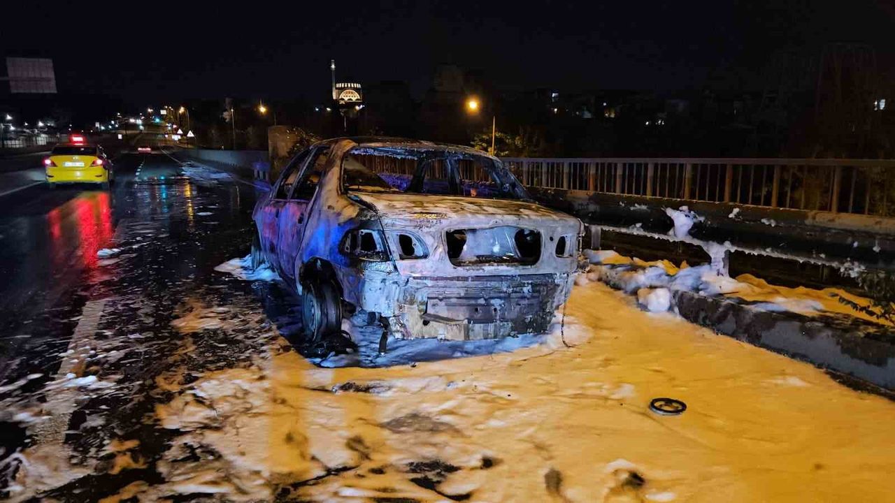 Gece yarısı İstanbul trafiğinde dikkat çeken olay: Otomobil alevlere teslim oldu