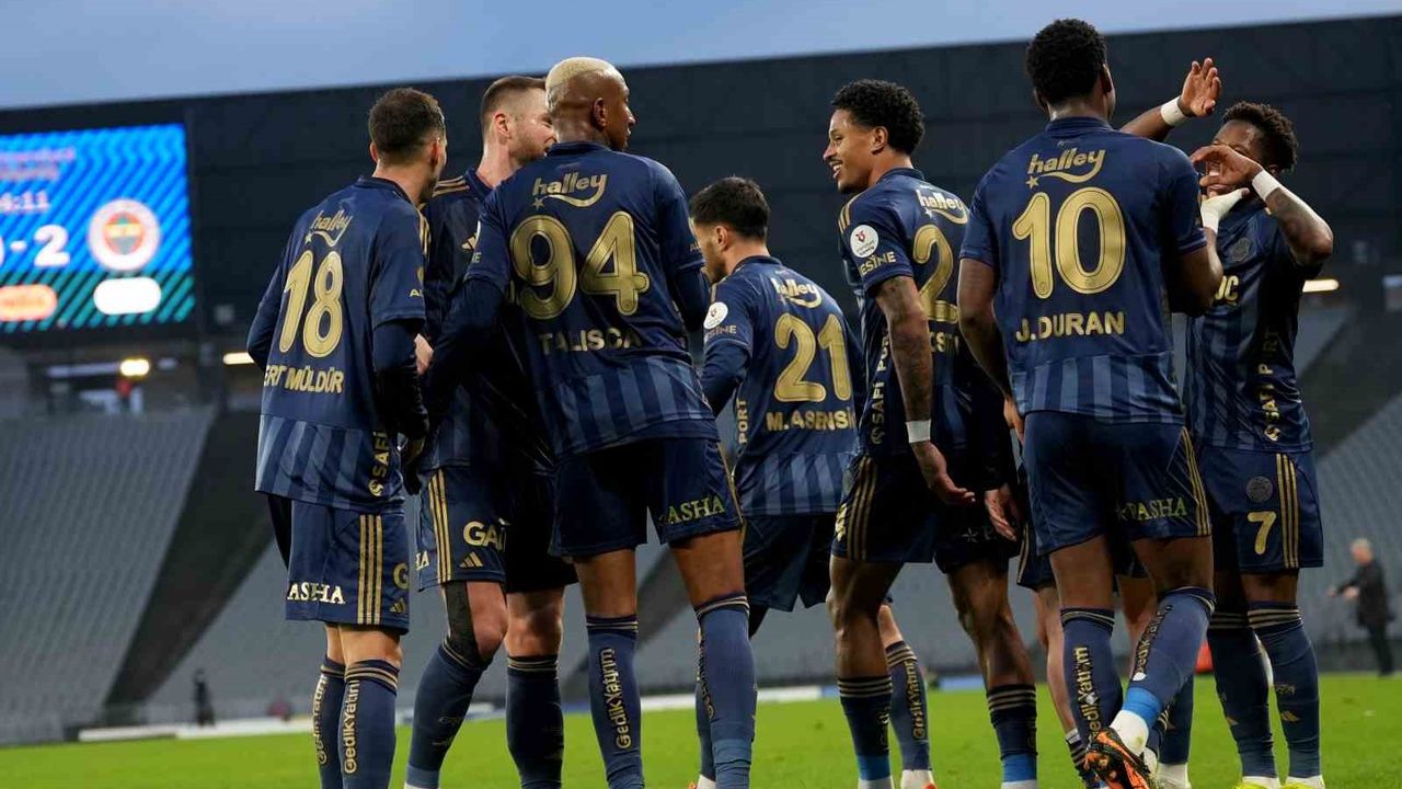 Fenerbahçe İlk Yarıyı Namağlup Kapattı, 20 Yıl Sonra Bir İlk