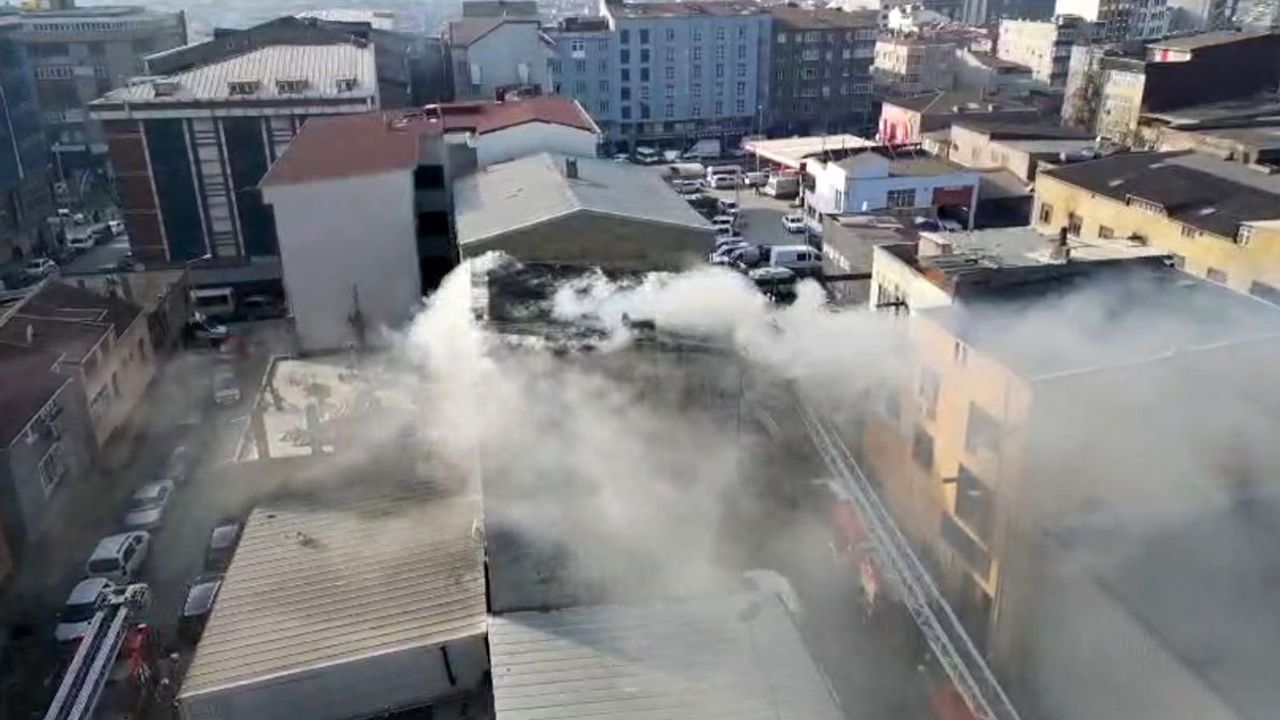 İstanbul Sultangazi’de Çatıda Yangın: 5. Kattan Atlayan Adam Yaralandı