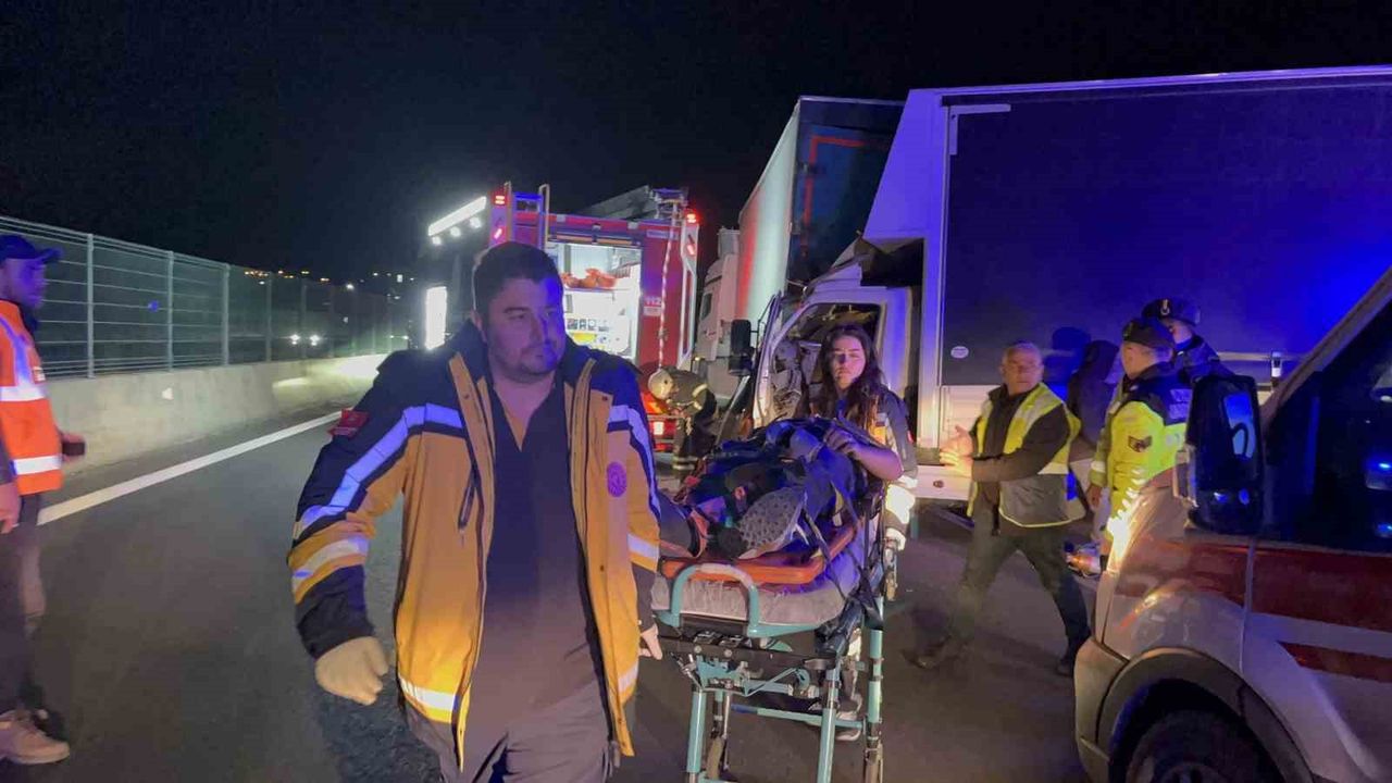 İstanbul TEM Otoyolu'nda sıkışmalı zincirleme kaza: 4 yaralı