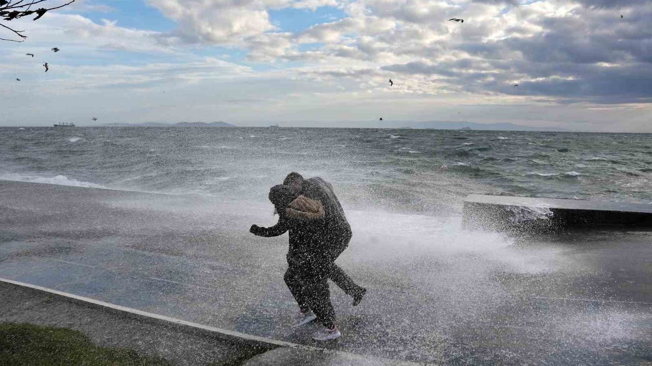 İstanbul'da dev dalgalara aldırış etmeden fotoğraf çekildiler