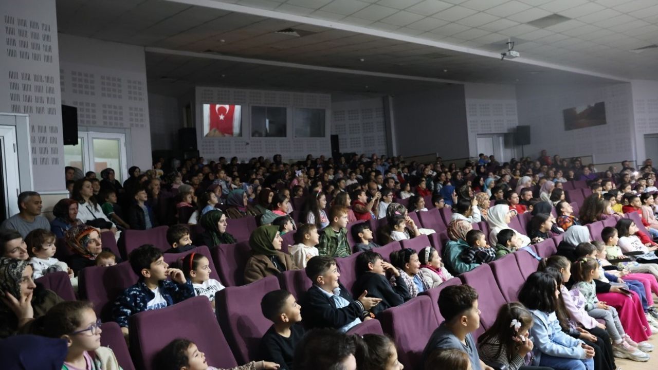 Kartepe'de 'Karınca Kararınca' oyunu sahnelendi