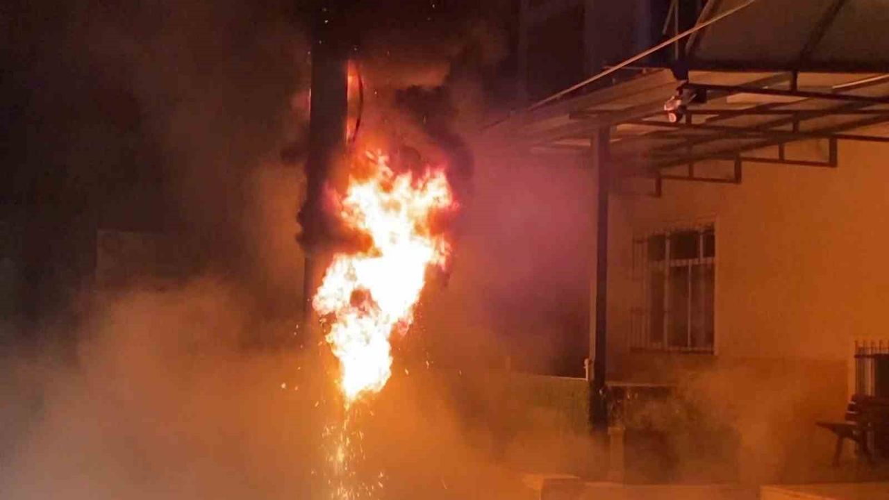 Kocaeli’de Cemevi Önünde Elektrik Panosu Yangını: Tören Panikle İptal Edildi