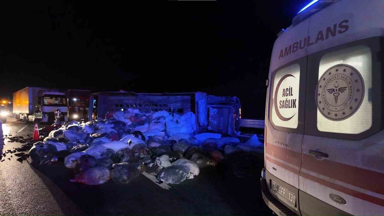 Kuzey Marmara Otoyolu’nda Kaza! Kamyonet Devrildi, Yola Tekstil Ürünleri Saçıldı