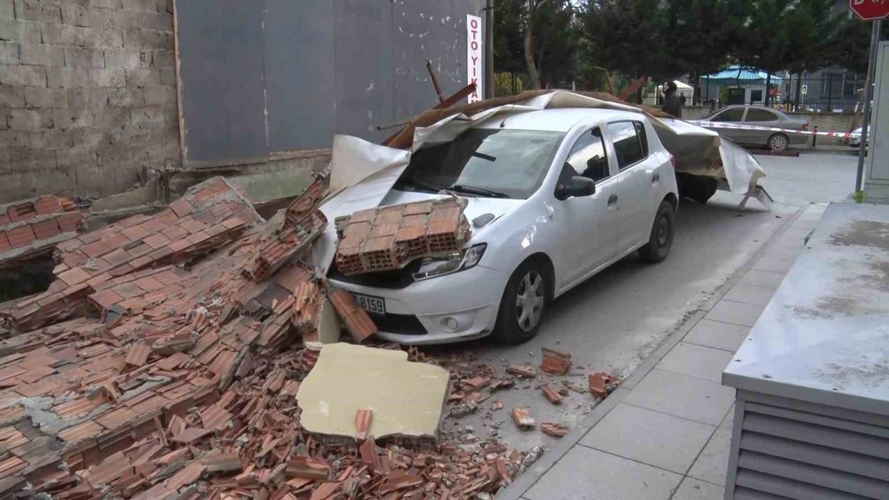 Maltepe'de inşaatın istinat duvarı arabanın üzerine yıkıldı