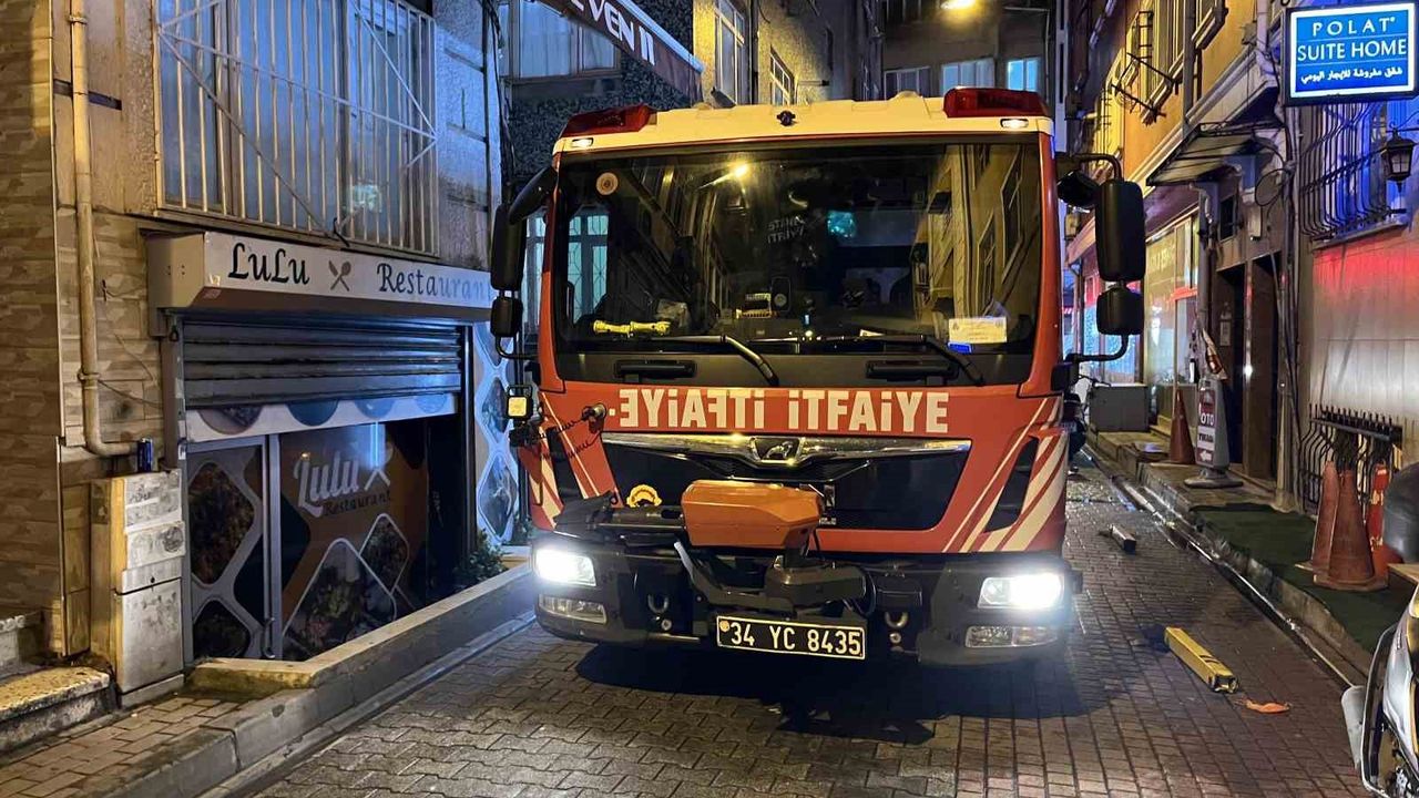 Otopark Yangını Paniğe Neden Oldu: Alevler İki Katlı Binaya Sıçradı