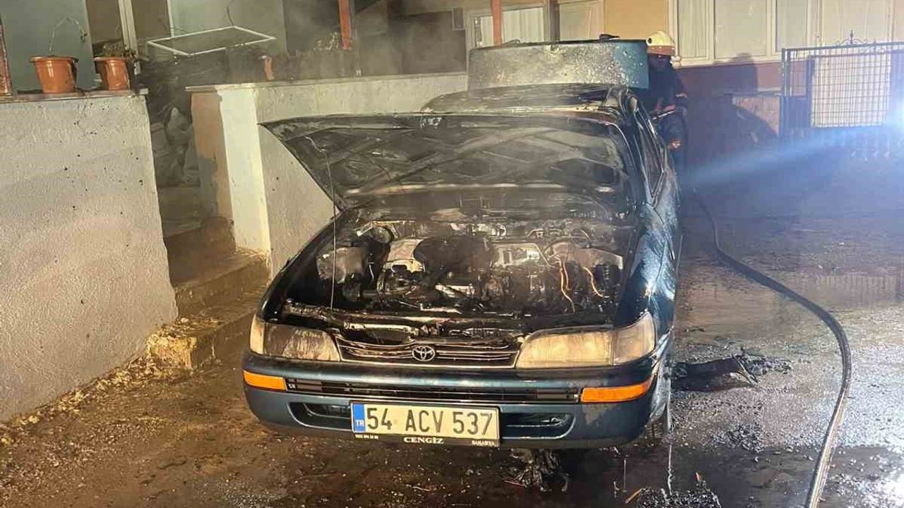 Park halindeyken yanan otomobil kullanılamaz hale geldi