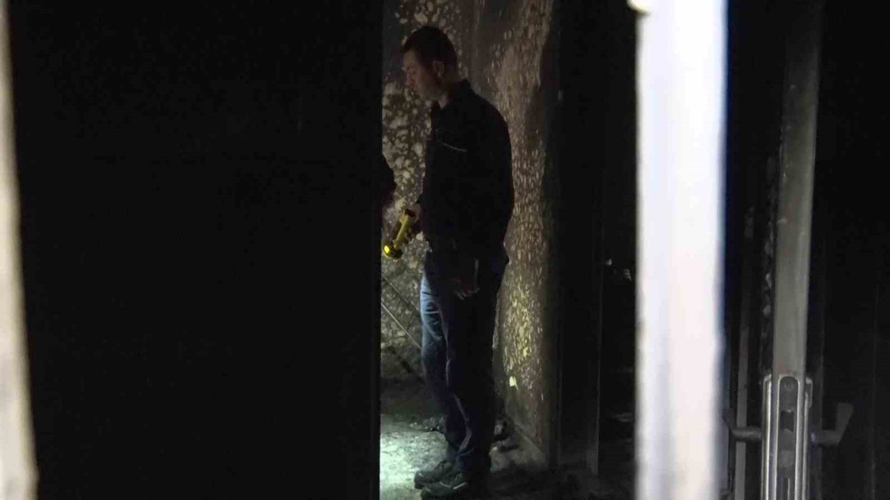 Pendik'te 3 çocuğa mezar olan ev sabahın ilk ışıklarıyla görüntülendi