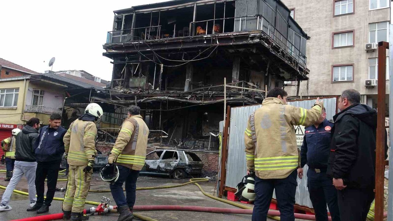 Pendik'te araçtaki yangın çevre binalara sıçradı: 2 araç ve kafe küle döndü
