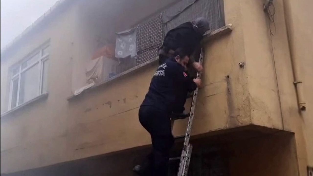 Pendik'te yangında can pazarı: Zabıta yaşlı kadını böyle kurtardı