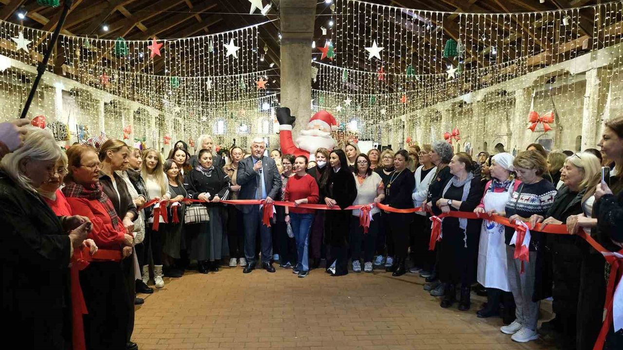 Tarihi Kervansaray’da yılbaşı alışverişi başladı: Rengarenk ürünler ilgi görüyor