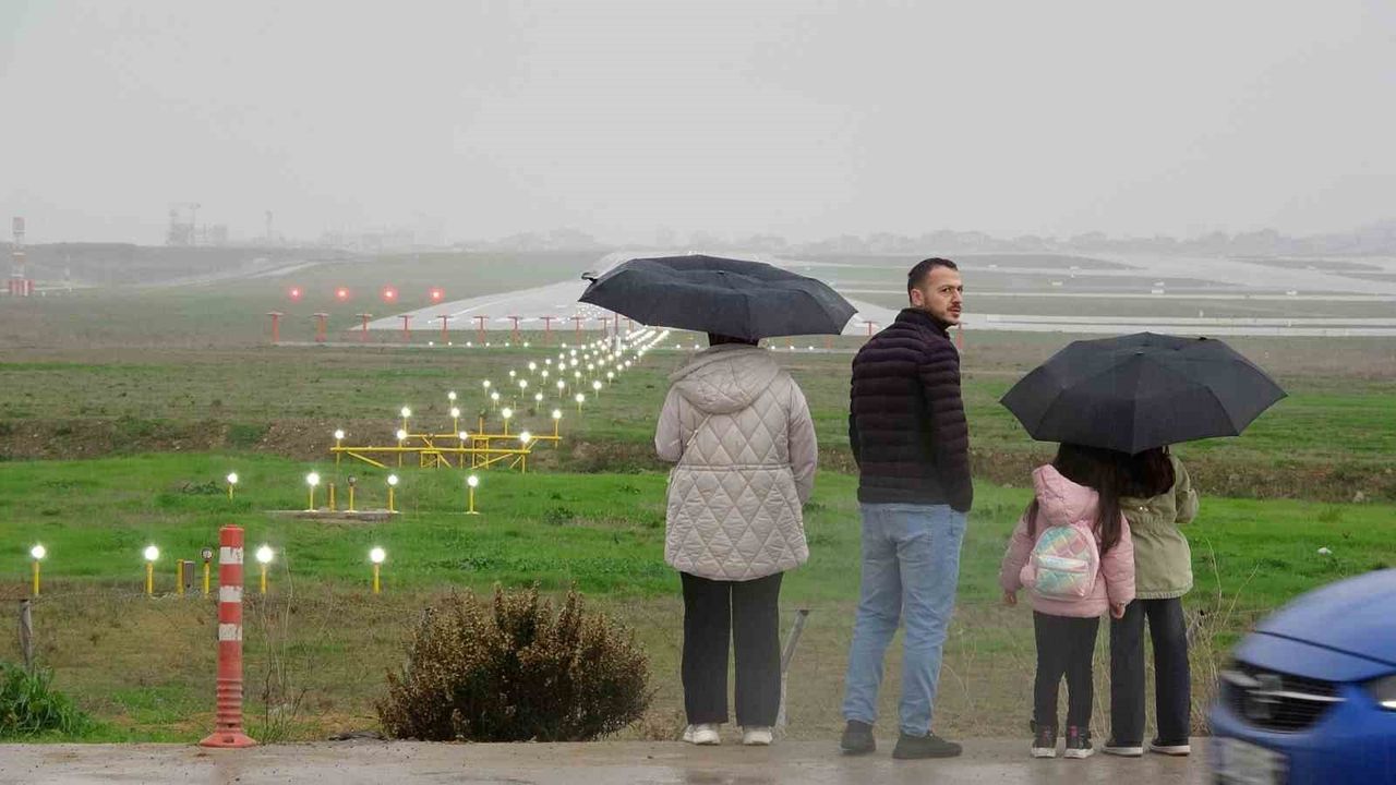 Sabiha Gökçen'in pistinde popüler hale gelen seyir terası ziyaretçi akınına uğruyor