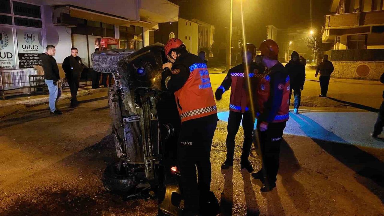 Sakarya’da facia ucuz atlatıldı: Gaz pedalı takılan araç beton çite çarptı