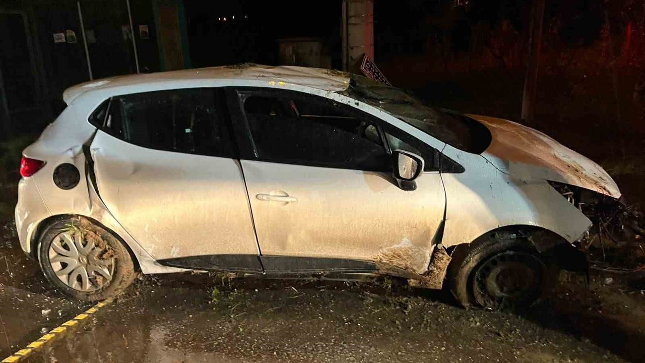 Sakarya'da takla atan otomobilde sıkışan sürücü yaralandı