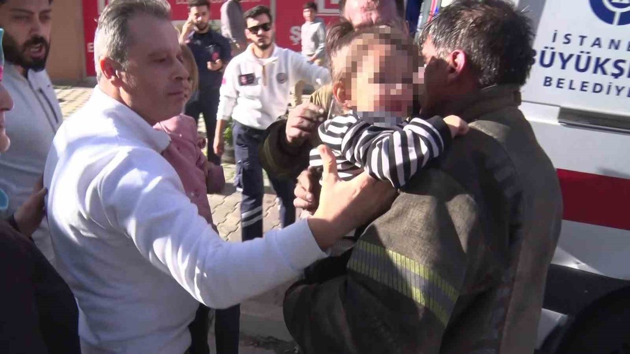 Elektrik panosundan çıkan yangın binayı sardı: 4 kişi hastaneye kaldırıldı