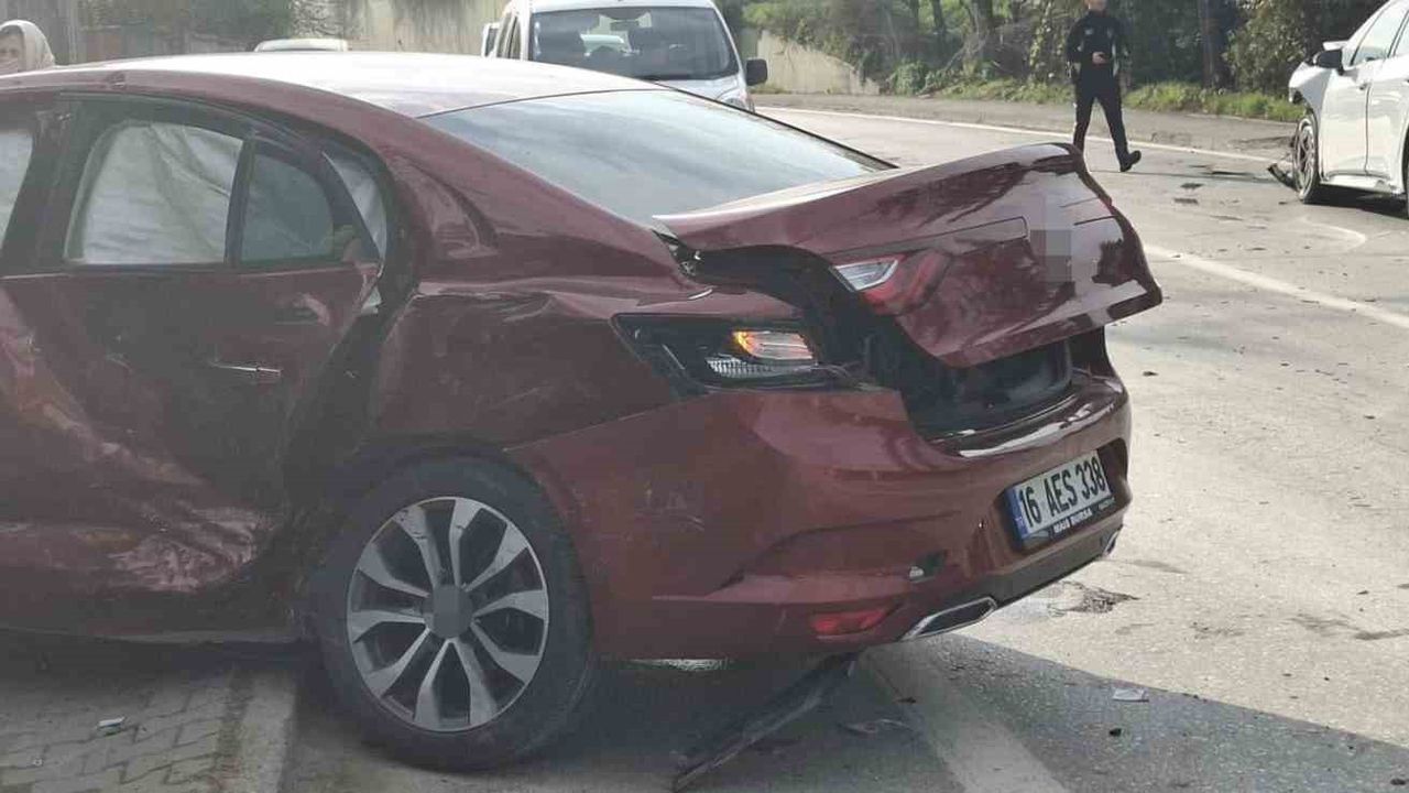 Sapanca’da İki Otomobil Çarpıştı: 5 Kişi Yaralandı