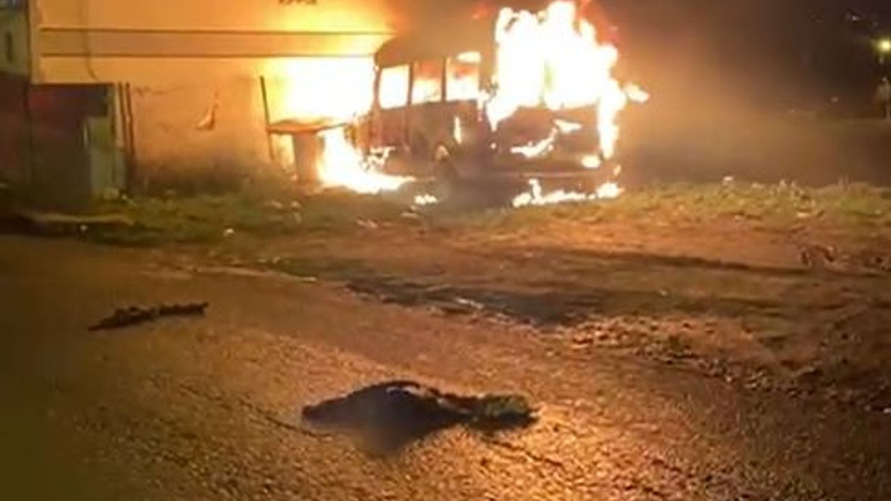 Seyir Halindeki Minibüs Alev Alev Yandı