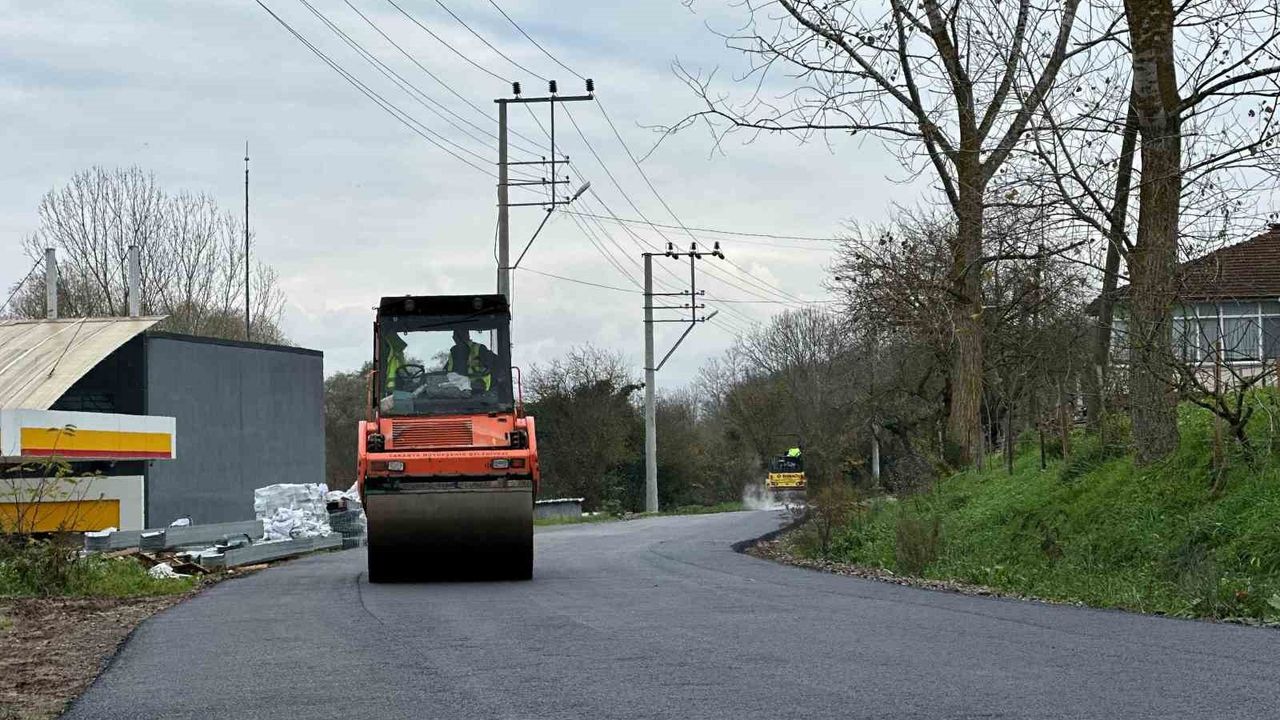 Söğütlü’de kritik ulaşım güzergâhı yenileniyor: Rüstemler’e 4 bin ton asfalt seriliyor