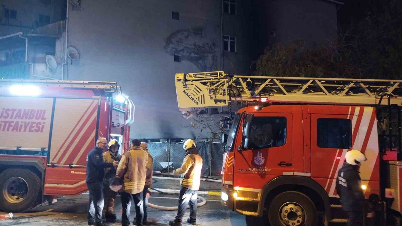 İstanbul’da gece yarısı paniği: Boya kaporta dükkanında çıkan yangın hasara yol açtı