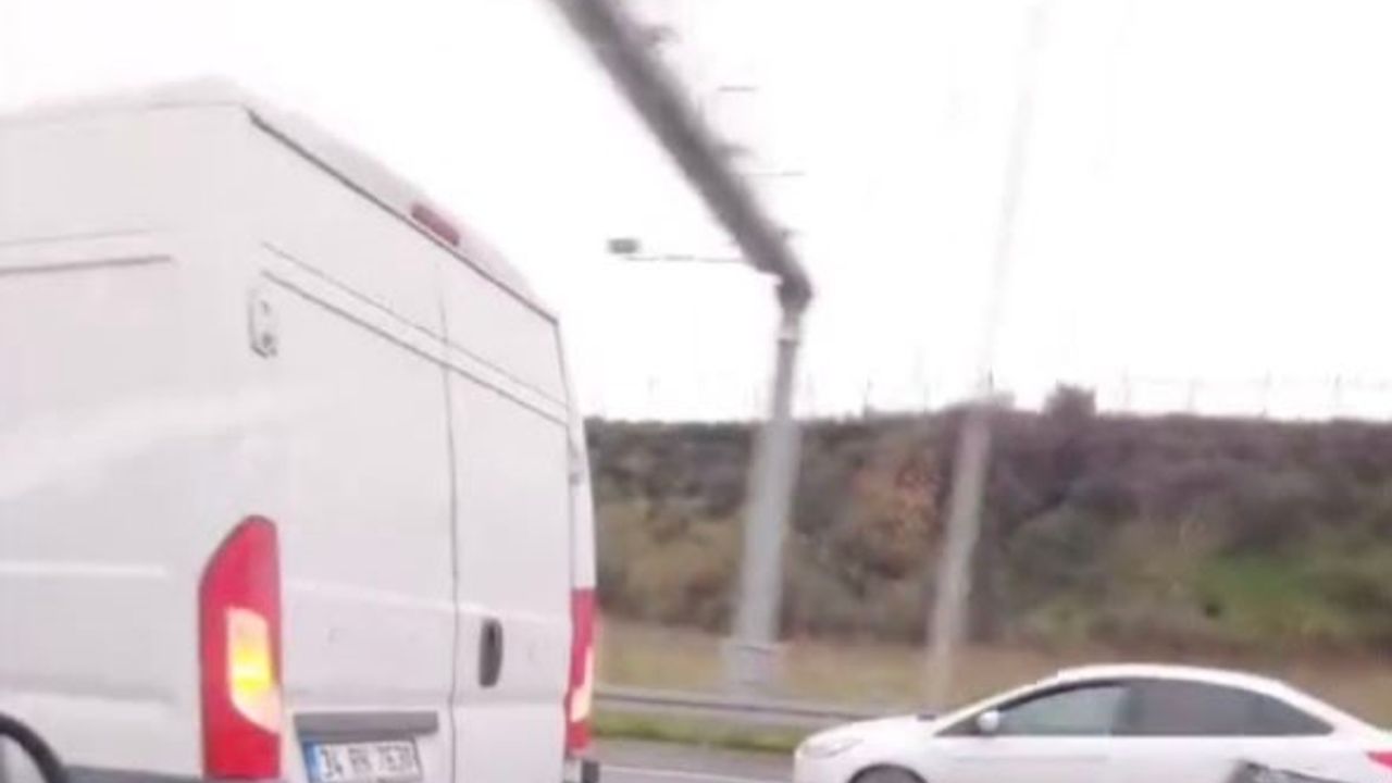 Sultangazi'de bu kadarına da 'pes' dedirten görüntü: Aracın arkasına bağladığı onlarca kasayla böyle yol aldı