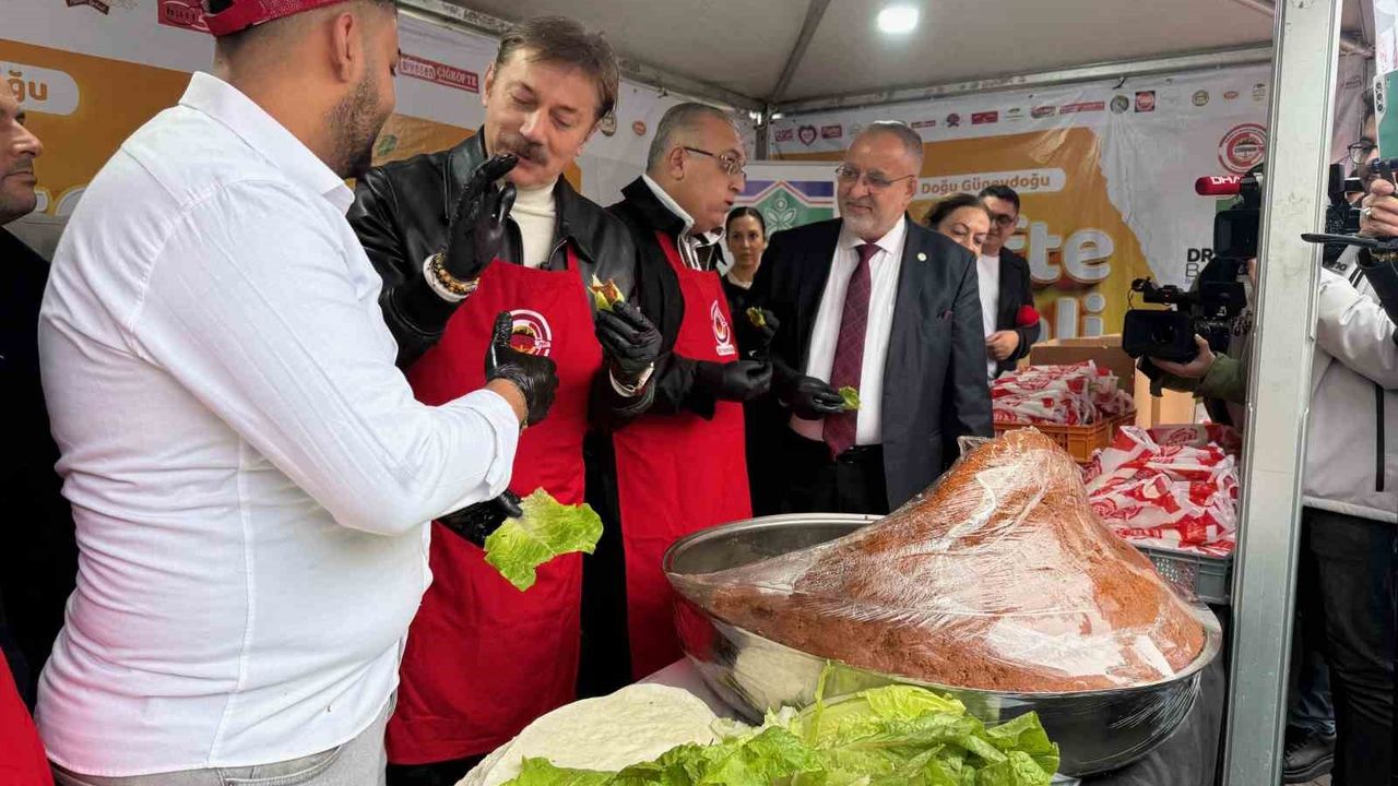 Tonlarca Çiğ Köfte Dağıtıldı: Festival Coşkusu Sokağa Taştı