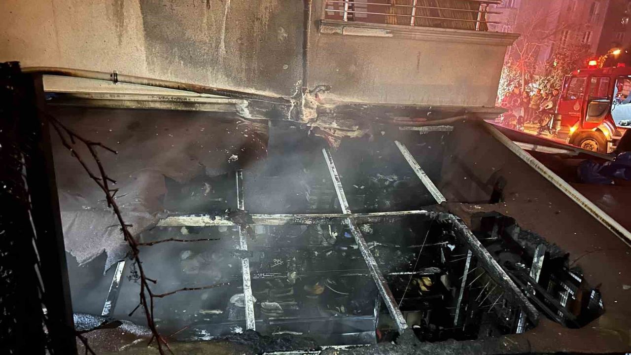 Ümraniye'de 5 Katlı Binada Korkutan Yangın