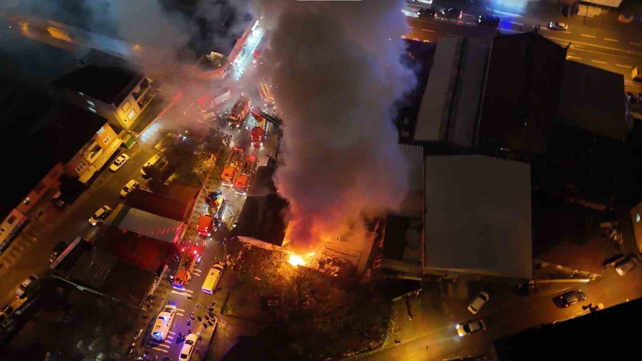 Ümraniye’de Kereste Deposunda Korkutan Yangın