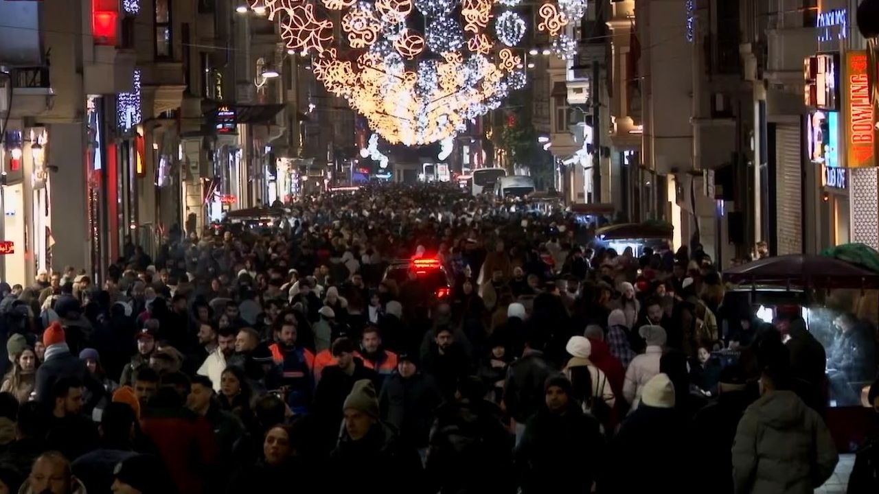 Yeni Yıl Öncesi İstiklal Caddesi'nde Yoğunluk: Dronla Görüntülendi