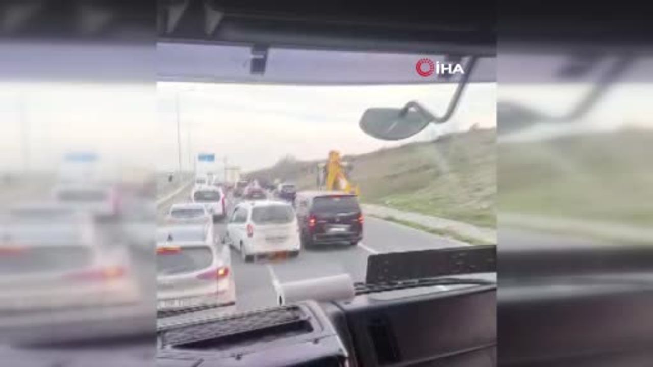 Arnavutköy Havalimanı Yolunda VIP Minibüse Kamyonet Çarptı