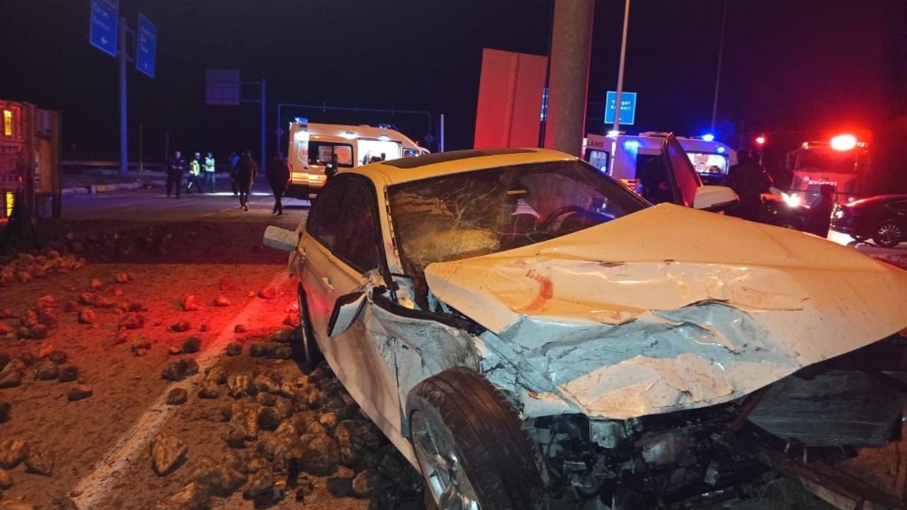 Şeker pancarı yüklü tır ile otomobil çarpıştı: 3 yaralı