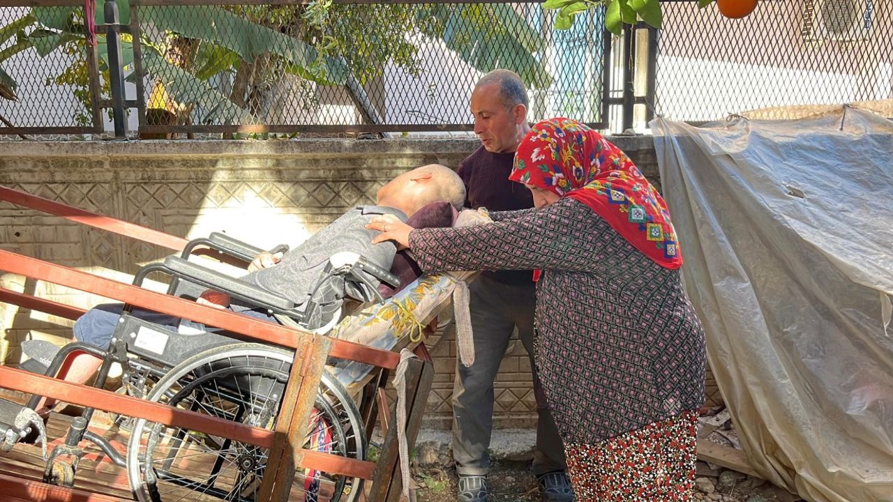 Üvey oğlum demedi, engelli oğluna eğitimi için hamallık yaparak evine raylı sistem kurdu