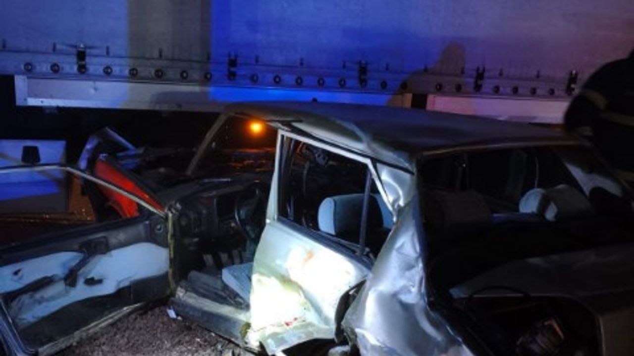 TOFAŞ tırla çarpıştı: 2 kişi sıkıştı