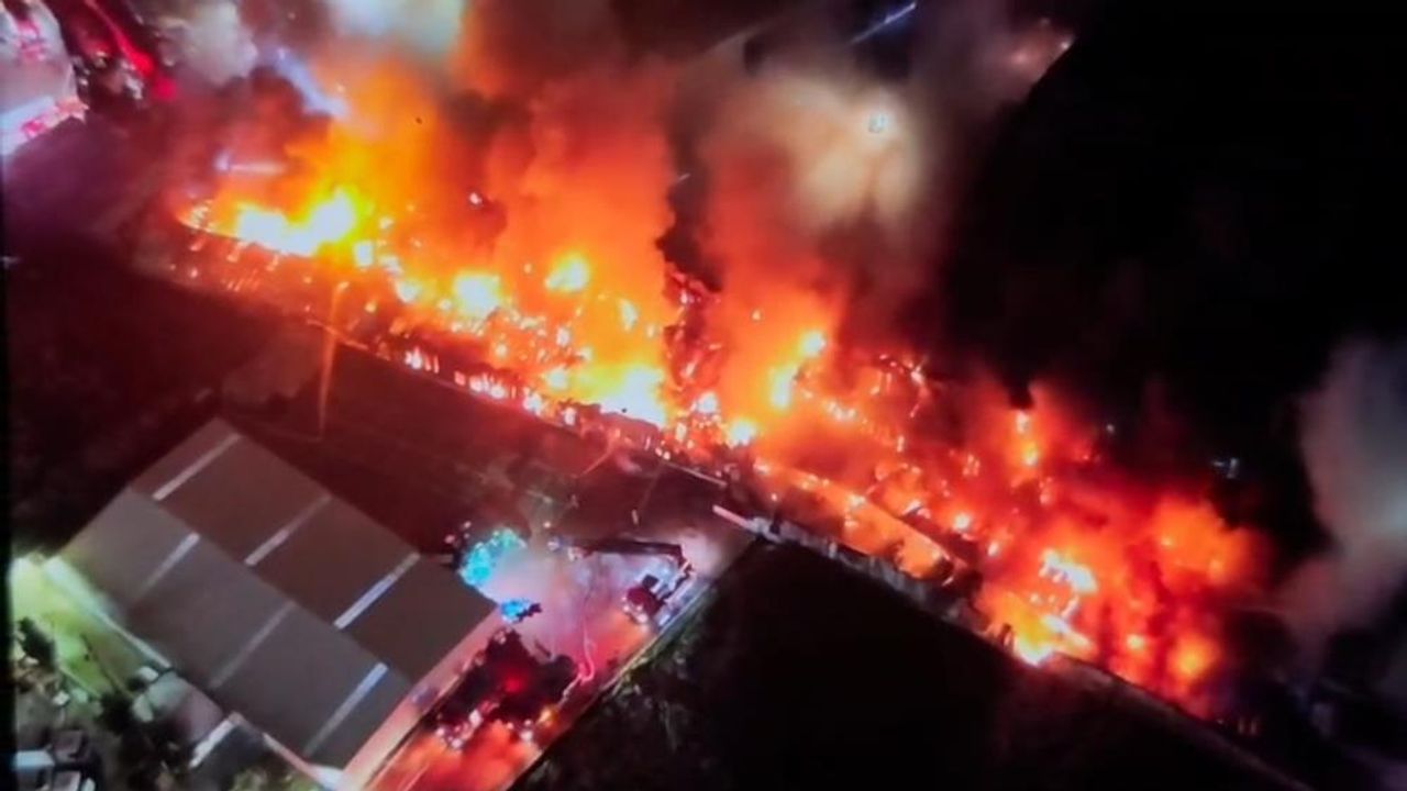 Fabrika Yangını Saatlerdir Sürüyor