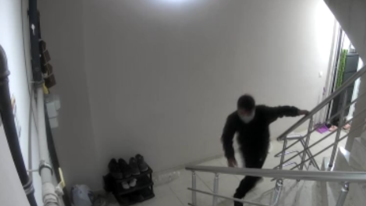 Apartmandan ayakkabı hırsızlığı kamerada: Mahalleli tedirgin