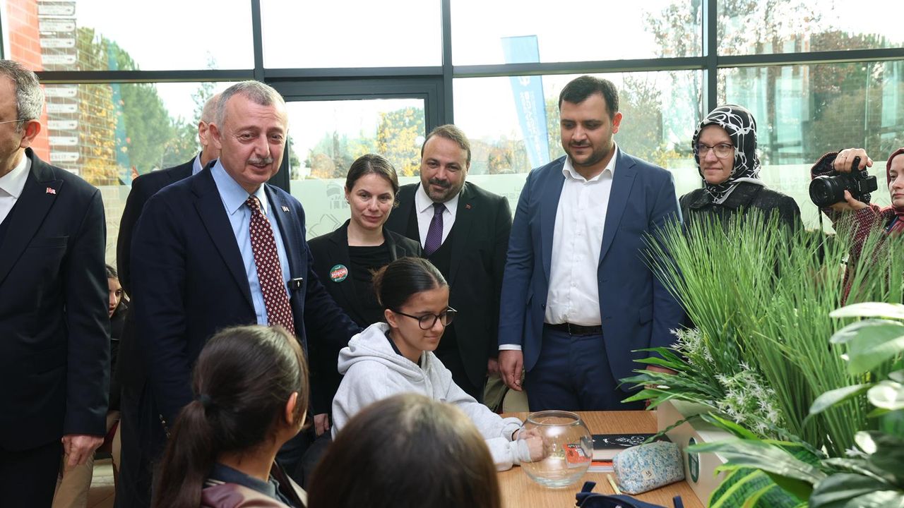 Büyükakın Dilovası Kütüphanesi’nde İncelemelerde Bulundu