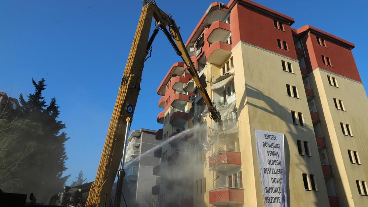 “Yarısı Bizden” kampanyasıyla dönüşüm başlıyor: Ekinoba’da 1992 yapımı site yıkıldı