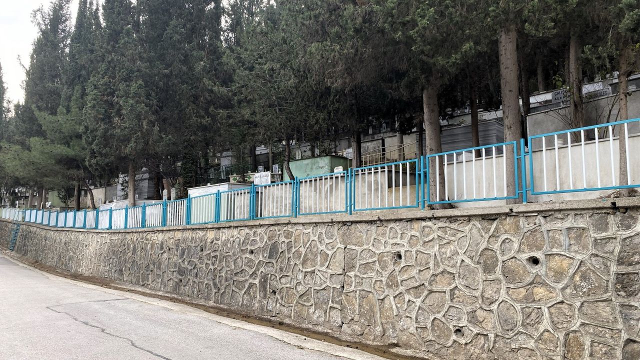 İzmit Asri Mezarlığı’nda Yenileme Çalışmaları Sürüyor