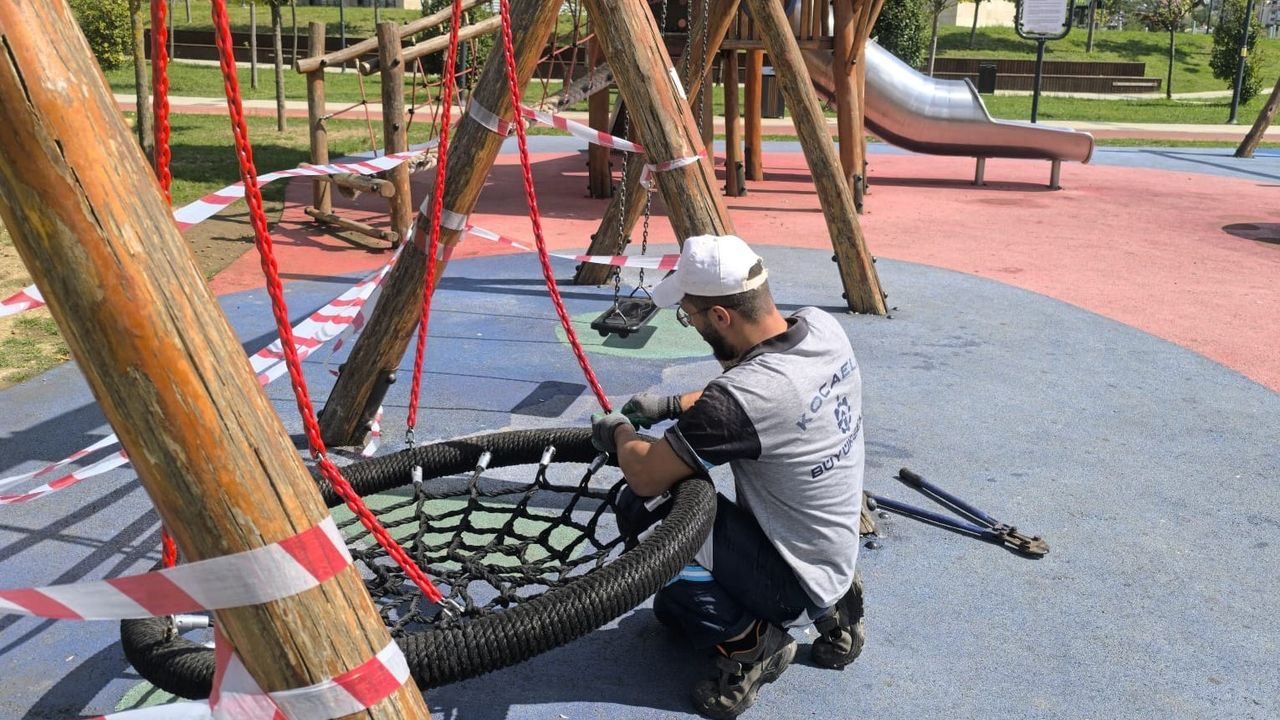 Büyükşehir’den oyun gruplarına düzenli bakım ve onarım çalışması