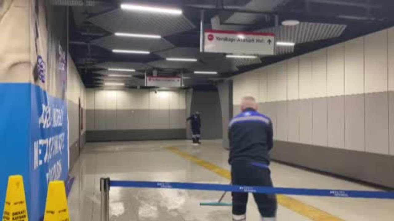 İstanbul'da sağanak yağış metro istasyonunu göle çevirdi