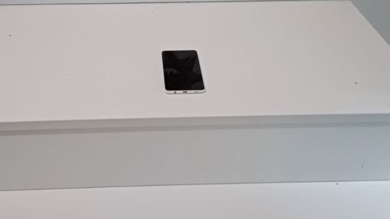 Kameraya anbean yansıdı: Uyuyan vatandaşın cebinden telefonunu çaldı