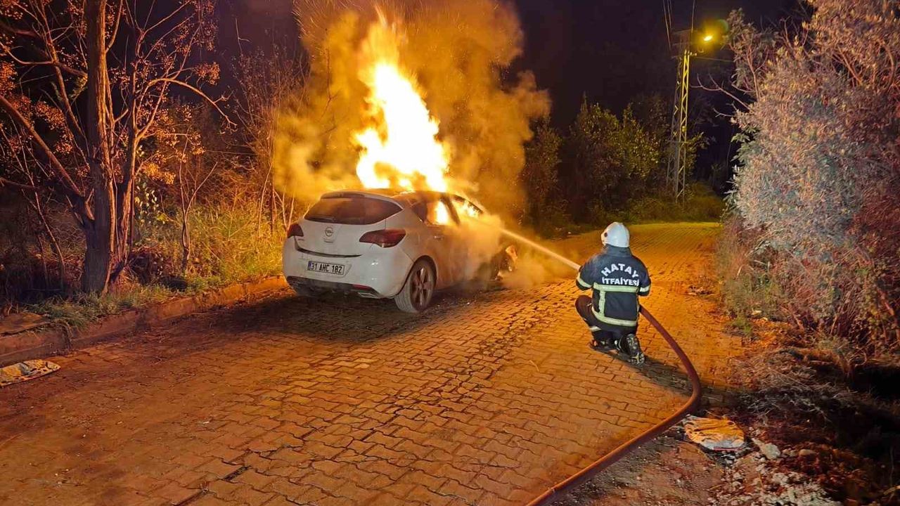 Hatay’da Seyir Halindeki Otomobil Alev Aldı: Araç Kullanılamaz Hale Geldi