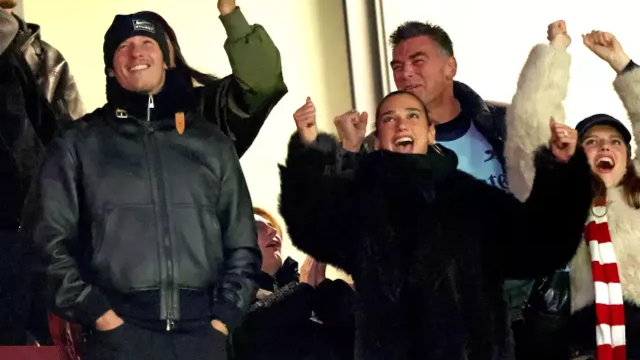 Dua Lipa Tribünde Dikkat Çekti