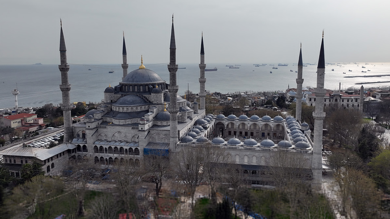 Tarihi Caminin altındaki çarşıda yangın çıktı
