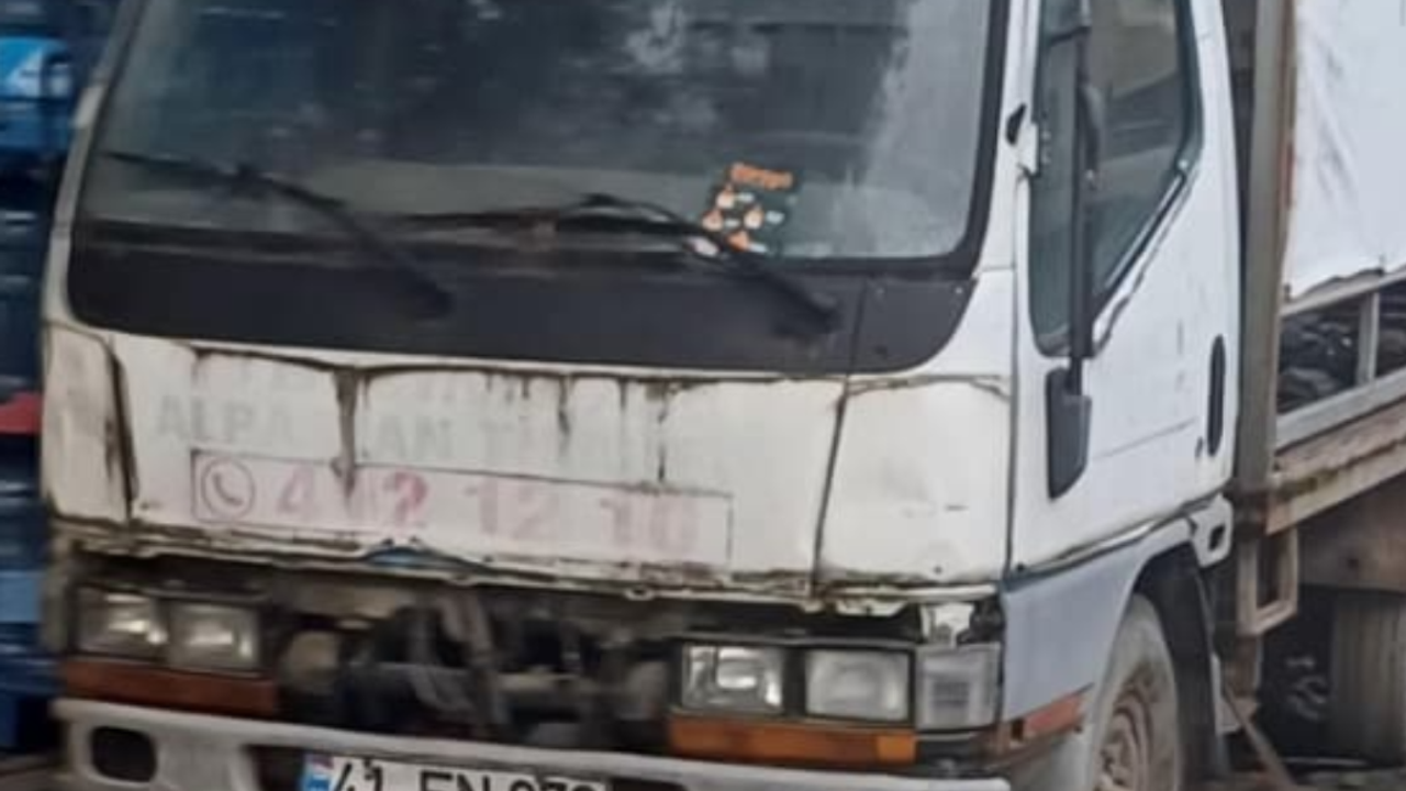 İzmit’te Terk Edilmiş Hurda Araç Mahalle Sakinlerini Rahatsız Ediyor