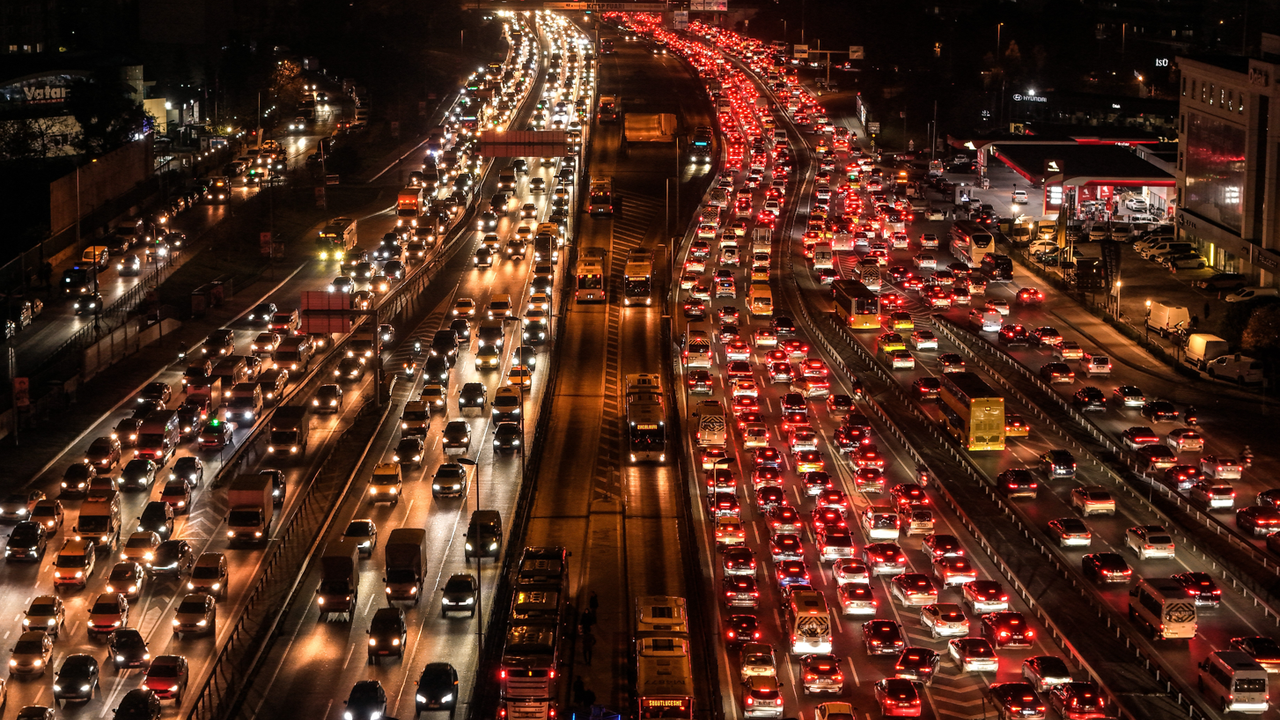İstanbul Trafiği Cuma Yoğunluğunda Kilitlendi: Yoğunluk %81’i Gördü