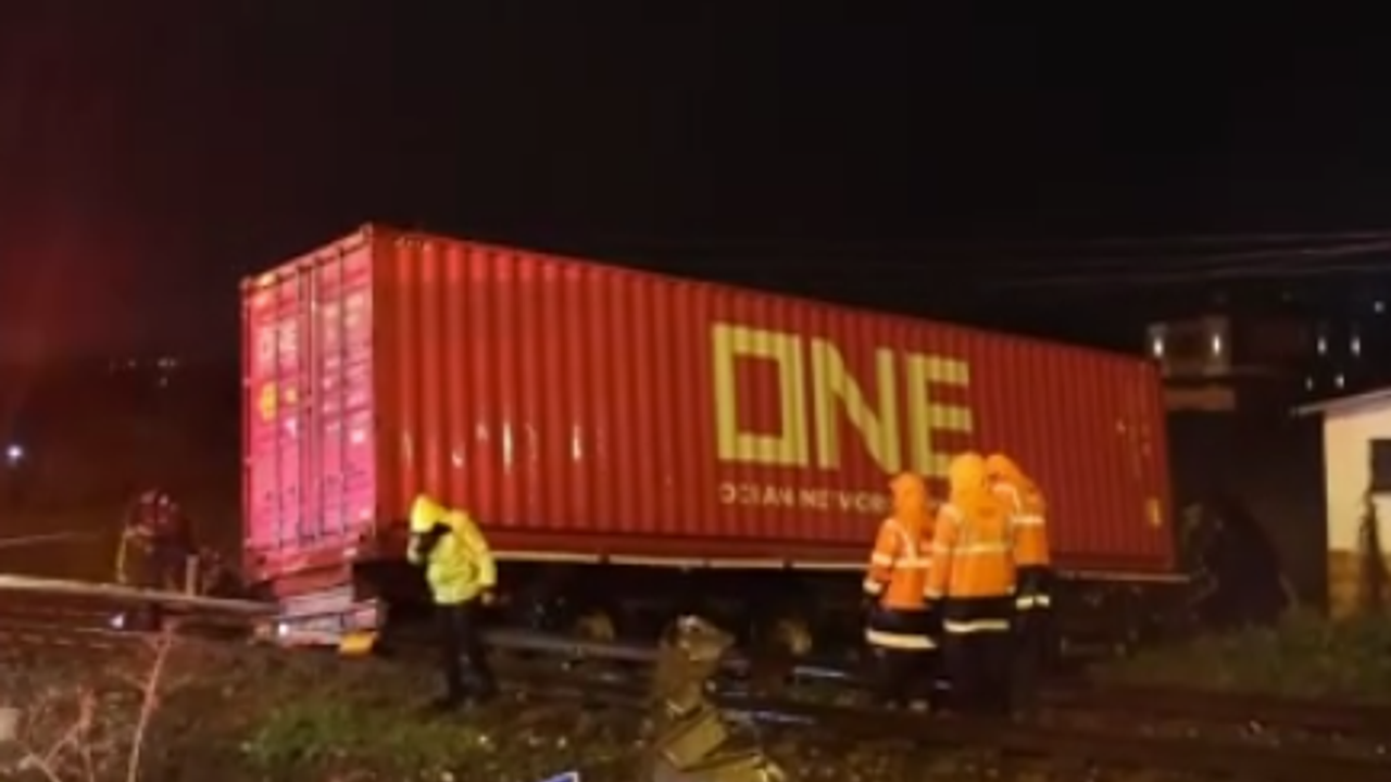 Feci Kaza: Tır Raylara Uçtu